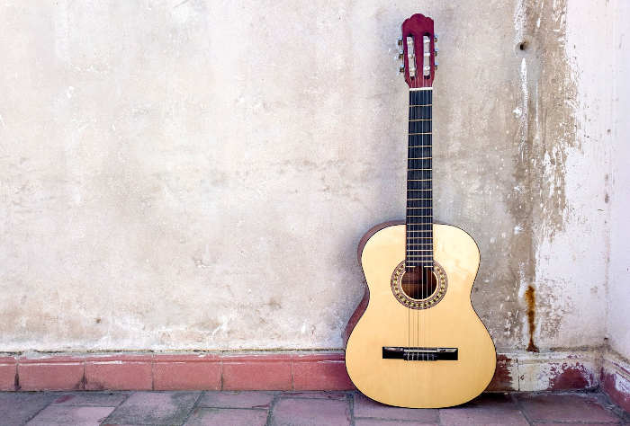 You are currently viewing What’s the Difference Between a Classical and Acoustic Guitar?