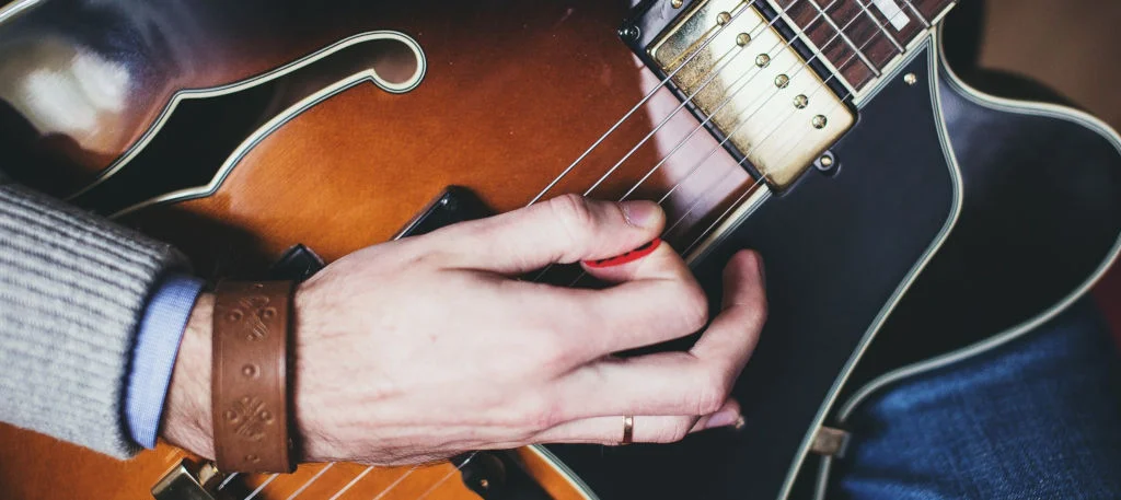 You are currently viewing How to Hold a Guitar Pick Properly: Tips and Tricks